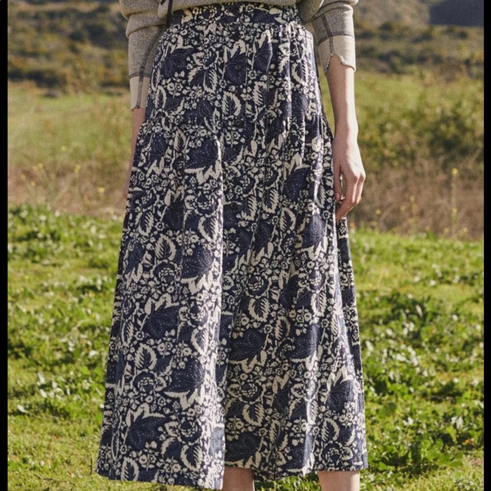 ISO the great the boating skirt in falling leaves